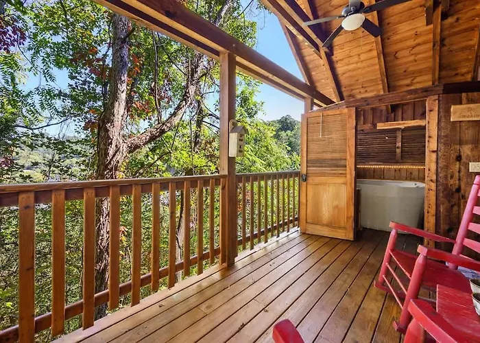 Do Not Disturb - Pigeon Forge Smoky Mountain Studio Cabin, Hot Tub, Fireplace